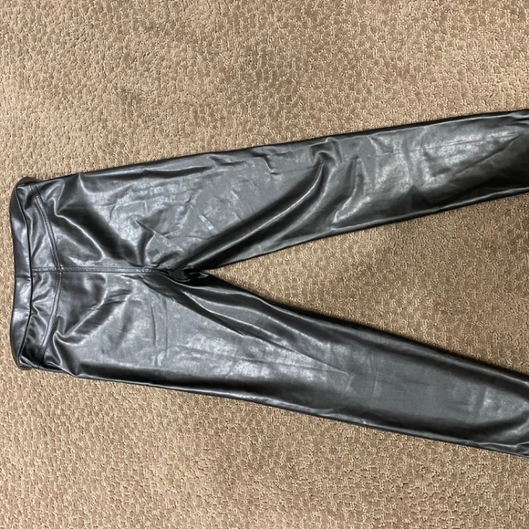 Aritzia Charm pant size - 0, only worn once :) wrinkly from being folded! - Picture 3 of 3